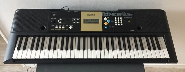 Synthetiseur Yamaha YPT-220 avec boîte en fonctionnement
