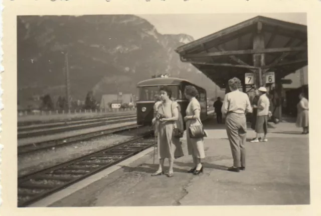ORIG. FOTO Bhf. Garmisch-Partenkirchen 1960 Frauen auf Bahnsteig  ca.7x10 (G916)