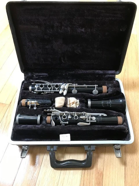 Bundy Resonite Bb Clarinet and Case