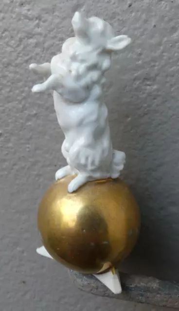 Sitzendorf porcelaine SAXE MEISSEN chien de cirque sur une boule dorée XVIII-XIX