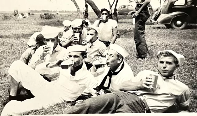VINTAGE PHOTO 1940s HANDSOME DRUNK AFFECTIONATE SAILOR BUDDY BOYS MEN GAY Int