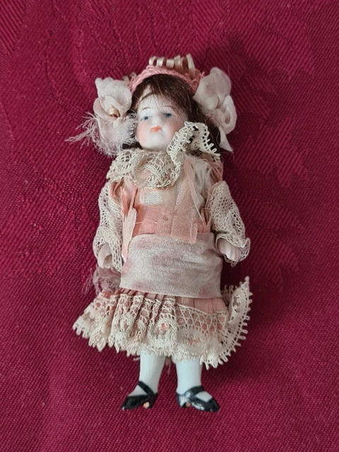 PETITE POUPÉE MIGNONNETTE Ancienne Tête Et Corps En Porcelaine, Bon