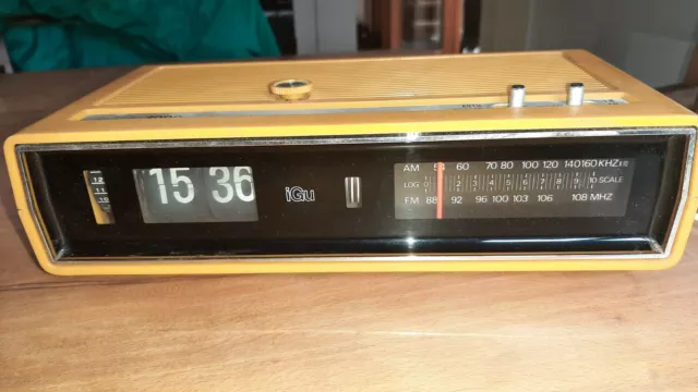 Vintage Klappzahlenradiowecker der 70er