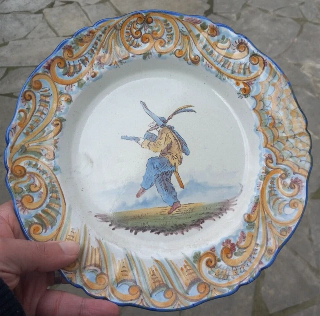 Saint Clément - Plat En Faïence Fine Au Saltimbanque - Xviiieme Siècle - Signe