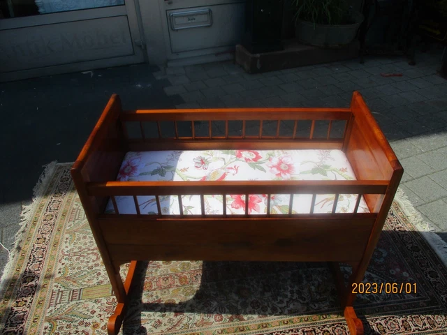Biedermeier Kinderwiege um 1830 in Massiv Kirschbaum
