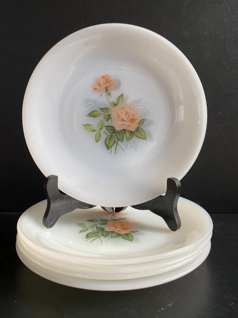 Six assiettes à dessert Arcopal « Veronica » vintage des années 1980 en verre de lait Forget me Not / Vaisselle rétro « Revived » française classique - France