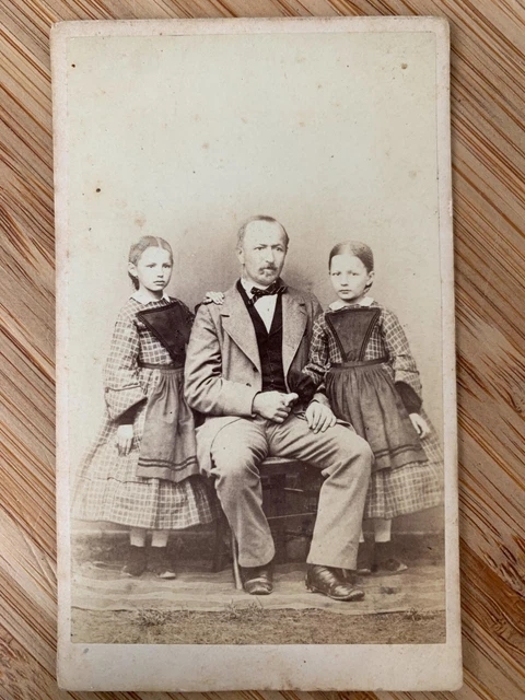 Photo Ancienne CDV - Portrait Bébé Sur Coussin - Albuminé France Avant 1900
