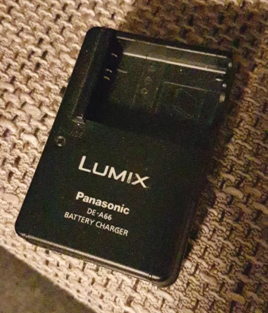 Original Lumix Panasonic DE-A66 Battery Charger Ladegerät für Digitalkamera