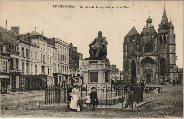 CPA LE NEUBOURG La Rue de la Republique et la Place (1160429)