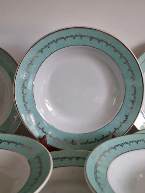 Assiette Creuse à Décor Floral Et Profil Doré Et Avec Reliefs En Porcelaine Allemande Bavaroise