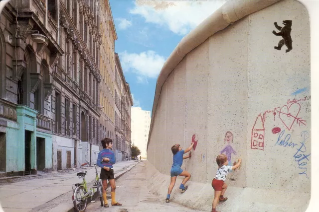 Postkarte :  BERLIN  - Berliner Mauer in KREUZBERG ; Sebastianstraße mit Kinder