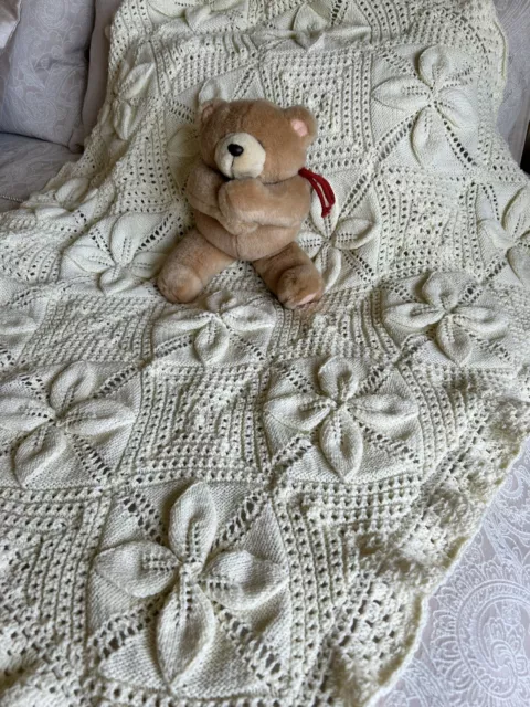 Handgestrickt und gehäkelt - BABYDECKE - ca. 35"" x 35"" - CREME