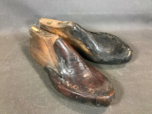 Ancienne paire d'embauchoirs formes de chaussures en bois outil de cordonnier