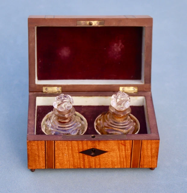 DÉBUT XXe  COFFRET BOIS DE PLACAGE CONTENANT DEUX FLACONS À PARFUM VERRE MOULÉ