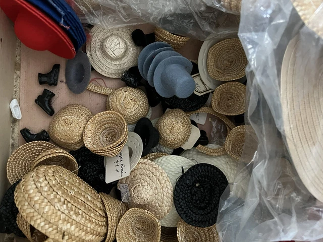 gros lot chapeaux pour poupée folklorique differents modèles ds carton de metier