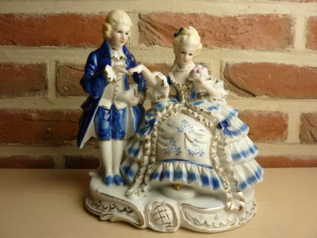 Ancienne Statuette Couple Romantique En Porcelaine Bleue Blanche Doree