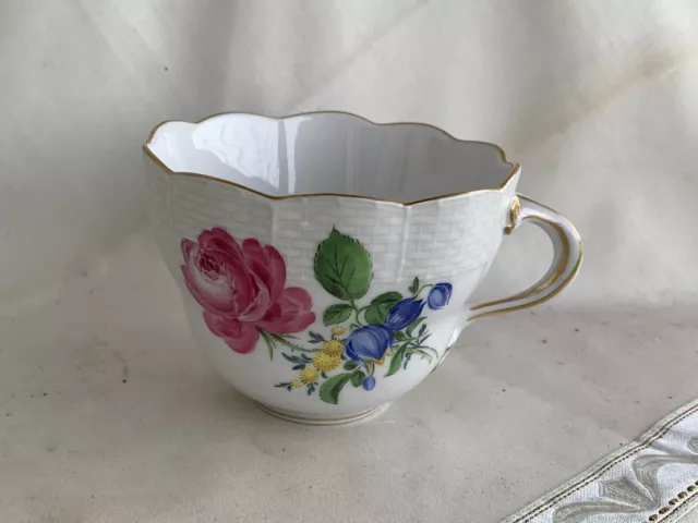 Schöne Meissen Kaffee-Tasse mit vielen Blumen und Gold, Ozier