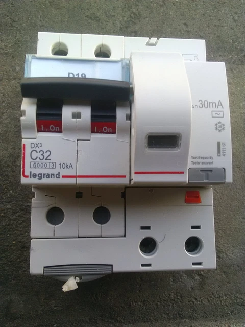 Disjoncteur différentiel 2P 32A C 30mA Typ A 6kA - Legrand (Suisse) SA
