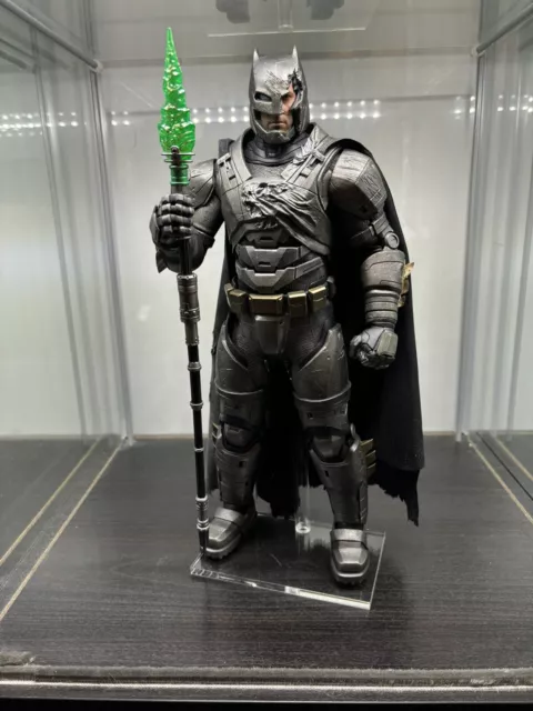 Hot Toys Batman v Superman Dawn Of Justice Battle Damaged Armored Batman Figure