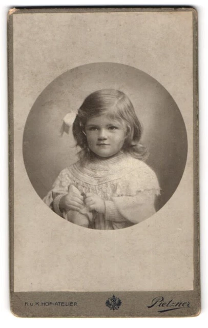 Fotografie C. Pietzner, Wien, VI. Mariahilferstrasse 3, Mädchen mit Schleife im