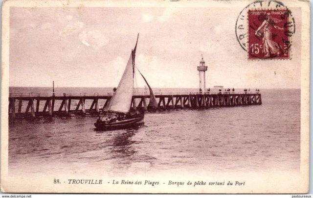 14 TROUVILLE La reine des plages, barque de peche sortant du port