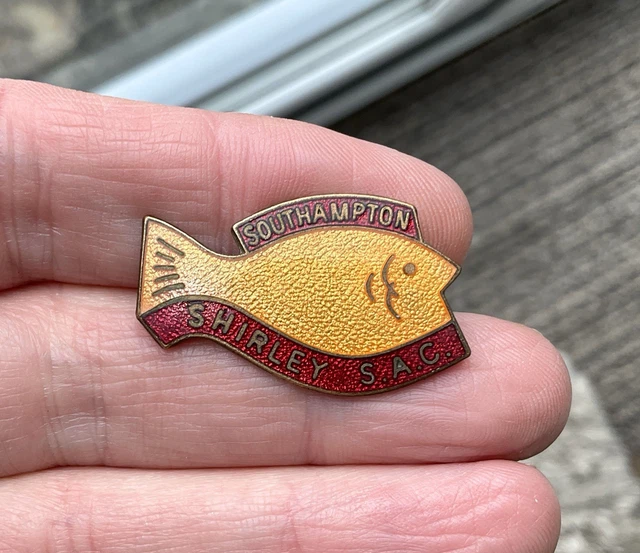 Insigne émaillé Ancien Carnforth & District Anglers Association - Pêche Vintage UK
