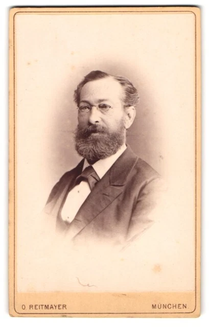 Fotografie Otto Reitmayer, München, Briennerstr. 4, Eleganter Herr mit Brille u
