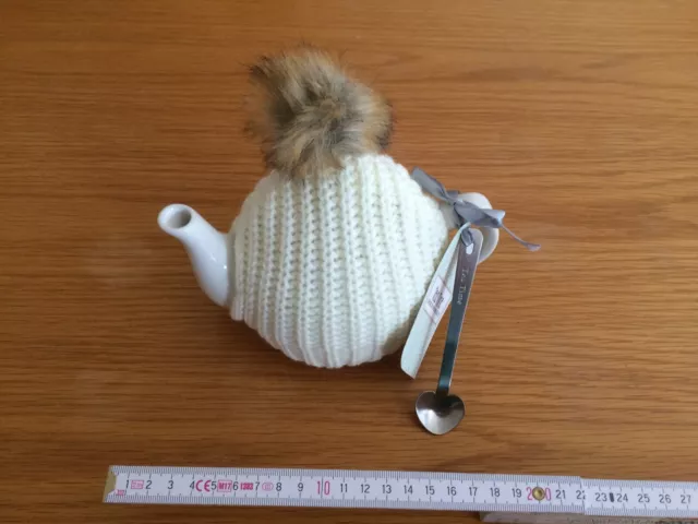 Kleine Teekanne, weiß, mit Löffel und Warmhalter aus Wolle