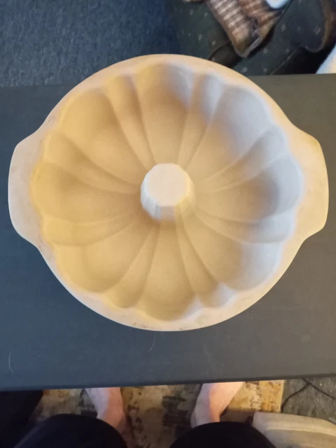 Pampered Chef Stoneware 9" Fluted Bundt Cake Pan Family Heritage #1440 preowned Pampered Chef Stoneware 9" Fluted Bundt Cake Pan Family Heritage #1440 preowned