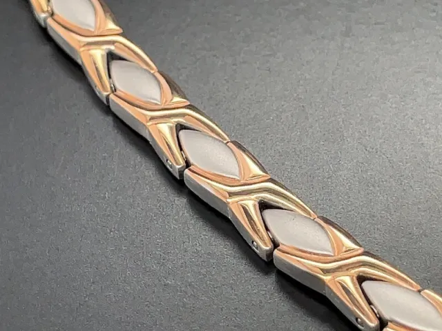 Schmuckjagd Armband Aus Titan Bicolor Mit Therapierenden  Magneten 2