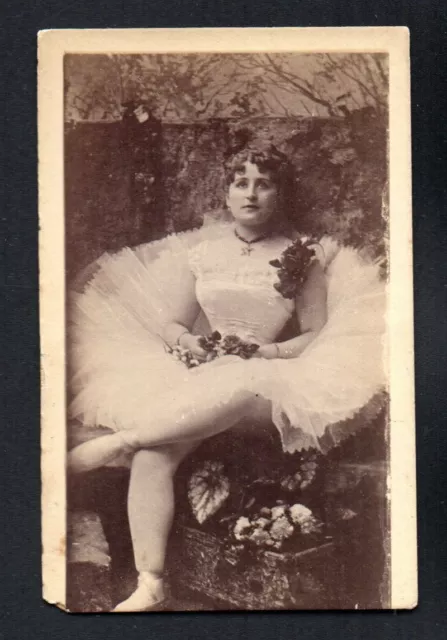 LADY SITTING ON WALL BENCH c1880's VICTORIAN ERA ACTORS & ACTRESSES  CARD  NO AD