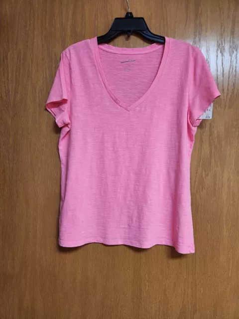 Universal Thread Bright Pink Short Sleeve V-Neck Tee. NWT. Large. Cute.