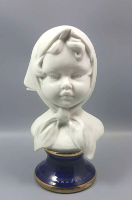 “Bambina Con Fazzoletto ” Statuina In Biscuit Con Base Blu 