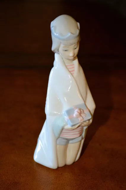 Sweet Porcelain Figurine Lladro "Kneeling Girl with Gift" #B16D Spain
