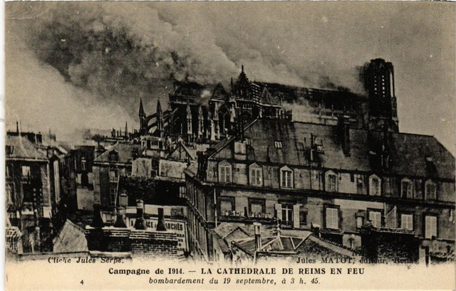 CPA AK Militaire - The Cathedral of Reims on Fire (697833)