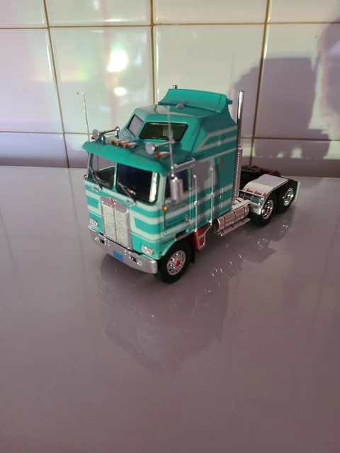 Camion de 1950 couleur bleu - KENWORTH BULLNOSE 4x2