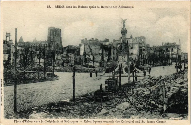 CPA AK Militaire Reims dans les Ruines apres la Retraite des Allemands (697125)