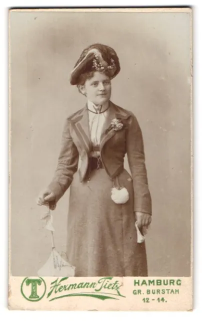 Fotografie Hermann Tietz, Hamburg, junge Frau Margarethe Behrmann im Kleid mit