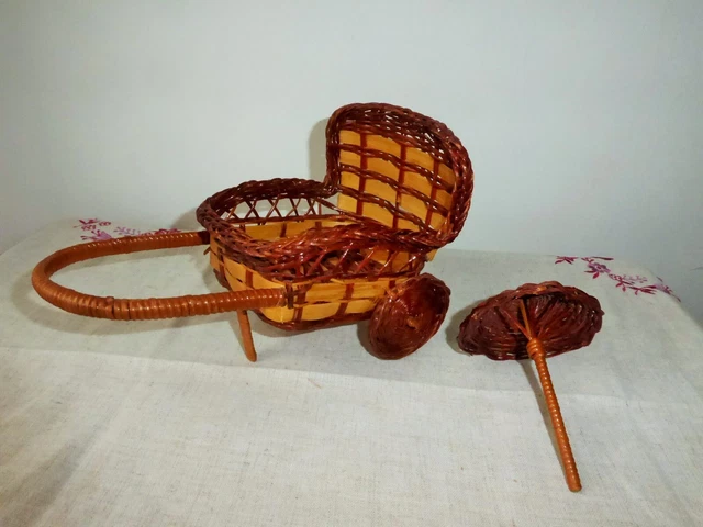 Poussette ou pousse pousse miniature en osier et bambou avec ombrelle