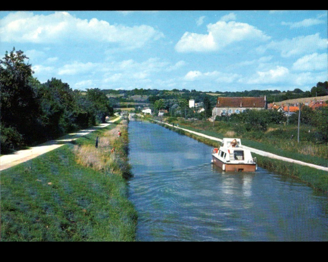 CANAL DU NIVERNAIS (58) PECHEUR à la ligne & BATEAU aux VILLAS