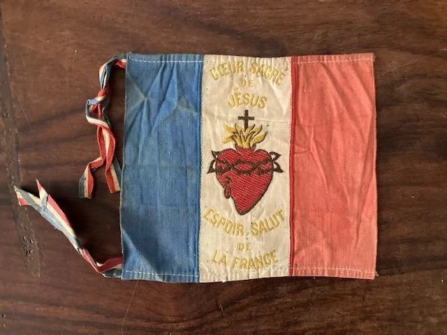 AZ FLAG Tischflagge 'Espoir Et Salut De La France' – 15x15 Cm, Französische Tischfahne Mit Schwarzem Kunststoffsockel