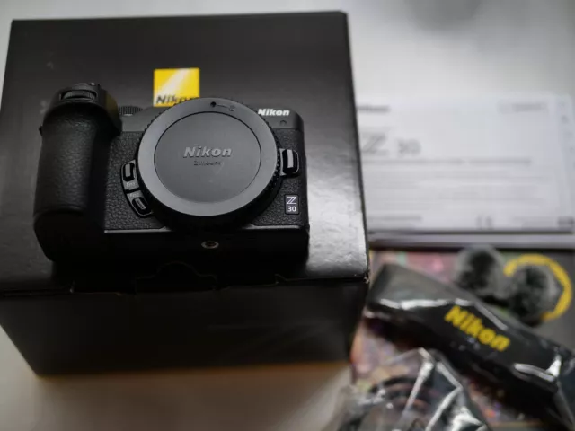 Nikon Z 30 20,9 MP Spiegellose Kamera (Nur Gehäuse) - Vorführgerät - 450 Ausl.