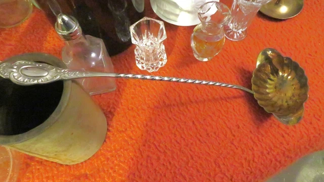 Apothekerwaage , Tisch, Glaswaren, Bügeleisen, Kupferwärmflasche und Bücher 8