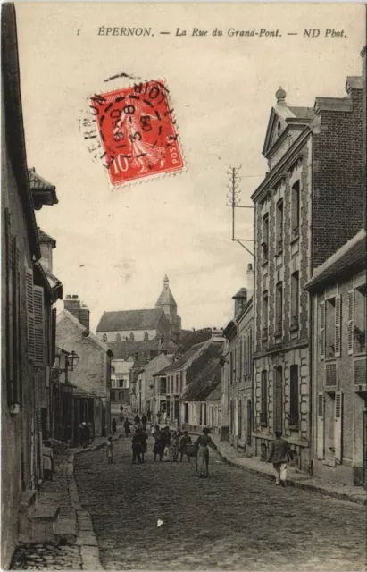 CPA ÉPERNON - La Rue du Grand Pont (128465)