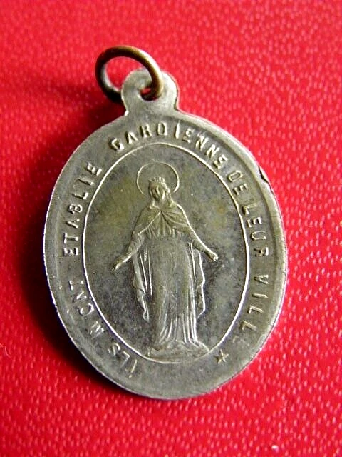 Medaille Religieuse Ancienne. Notre Dame De Fourviere. Lyon. Metal Argente.