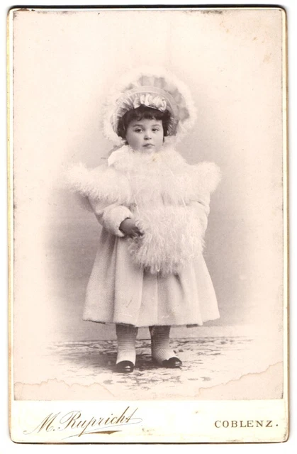 Fotografie M. Rupricht, Coblenz, Portrait kleines Mädchen im weißen Winterkleid