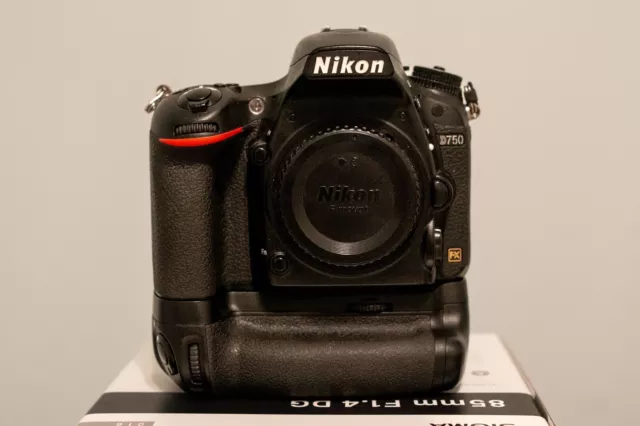 Nikon D750 24.3 MP DSLR + Battery Grip