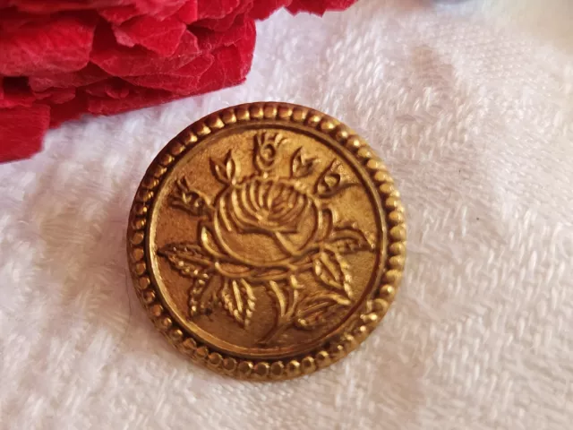 Bouton ancien en métal doré motif rose fleur collection 2 cm ref 4711