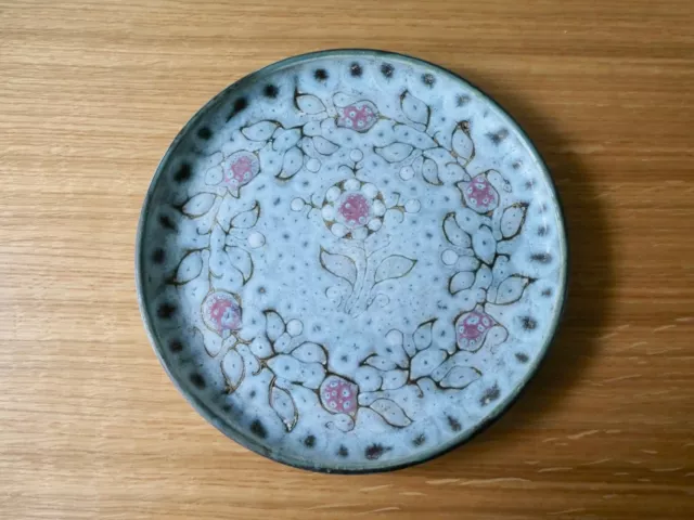 assiette, plat  en céramique émaillée, Danuta Le Henaff, décor floral, signé