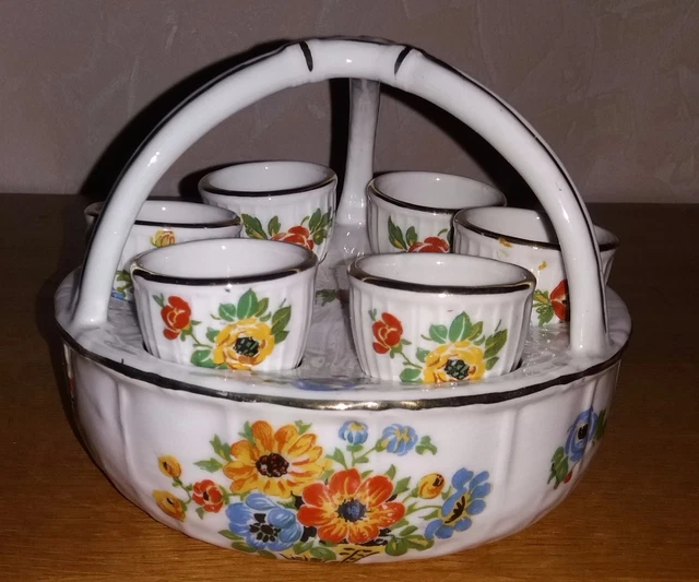 Présentoir en porcelaine émaillée polychrome et bronze doré, la coupe